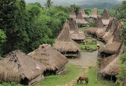 Nhiều người lầm tưởng đây là một ngôi làng của người sống, nhưng đó chính là những ngôi mộ người đã khuất. Khu vực chôn cất thường nằm ở giữa làng và được trông coi cẩn thận. Ảnh: Selective Asia. Nhiều người lầm tưởng đây là một ngôi làng của người sống, nhưng đó chính là những ngôi mộ người đã khuất. Khu vực chôn cất thường nằm ở giữa làng và được trông coi cẩn thận. Ảnh: Selective Asia.