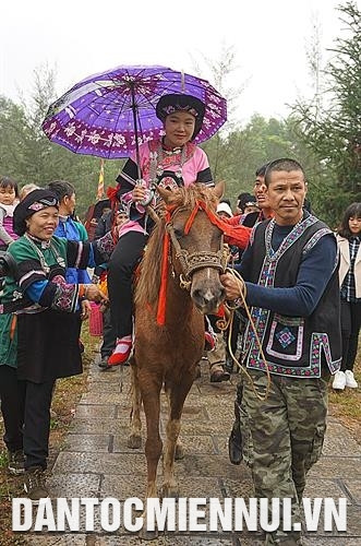 Cô dâu được rước về nhà chồng bằng ngựa. Ảnh: Hoàng Tâm