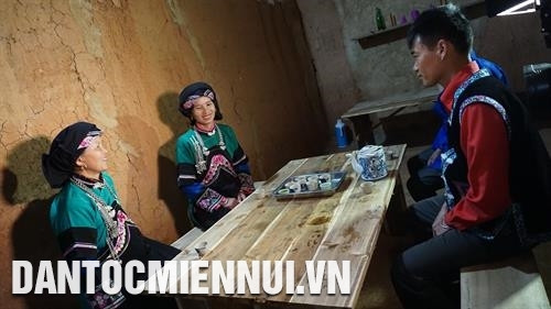 Nhà trai nhờ bà mối sang nhà gái để bày tỏ ý nguyện và bàn bạc việc cưới hỏi. Ảnh: Nam Sương