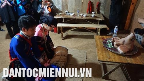 Cô dâu, chú rể thực hiện các nghi thức làm lễ bái thiên địa, bái cao đường. Ảnh: Hoàng Tâm