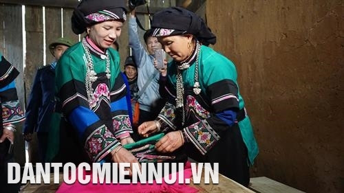 Sính lễ nhà trai mang sang hỏi cưới không thể thiếu được bộ quần áo truyền thống cho cô dâu. Ảnh: Nam Sương