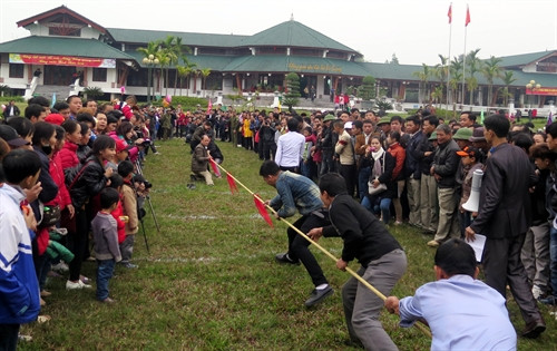 Phần thi kéo co giữa các đội thi tại lễ hội.