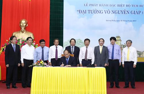 Thủ tướng Nguyễn Xuân Phúc ký và đóng dấu phát hành bộ tem. Ảnh: Thống Nhất-TTXVN Thủ tướng Nguyễn Xuân Phúc ký và đóng dấu phát hành bộ tem. Ảnh: Thống Nhất-TTXVN