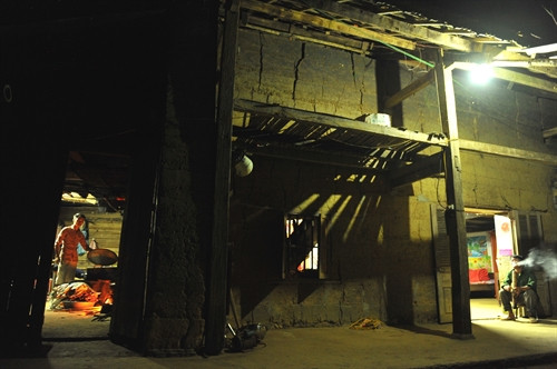 Dù to hay nhỏ, nhà trình tường của người Mông thường có ba gian. Trong 3 gian nhà trình tường ấy, người Mông bố trí gian bên trái dùng để đặt bếp lò và chỗ ngủ của vợ chồng chủ nhà. Gian bên phải đặt bếp sưởi và giường khách. Gian giữa rộng hơn để đặt bàn thờ tổ tiên và là nơi tiếp khách, ăn uống của gia đình.