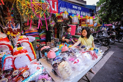 Một số cửa hàng trên phố Hàng Mã, Hàng Lược bày bán những mặt hàng Trung Thu truyền thống như mặt nạ, đèn ông sao, đèn cù...