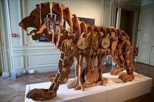 Mô hình chú sư tử máy được trưng bày tại Bảo tàng Viện Văn hóa Italy ở Paris, Pháp, ngày 11/9. Ảnh: AFP/TTXVN Mô hình chú sư tử máy được trưng bày tại Bảo tàng Viện Văn hóa Italy ở Paris, Pháp, ngày 11/9. Ảnh: AFP/TTXVN