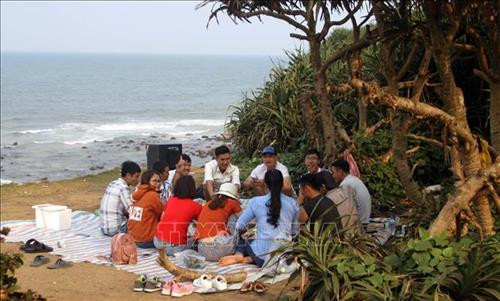 Nhóm du khách đang vui chơi, ăn uống dưới rừng dứa dại bên cạnh Mũi Trèo. Ảnh: Trịnh Bang Nhiệm - TTXVN Nhóm du khách đang vui chơi, ăn uống dưới rừng dứa dại bên cạnh Mũi Trèo. Ảnh: Trịnh Bang Nhiệm - TTXVN