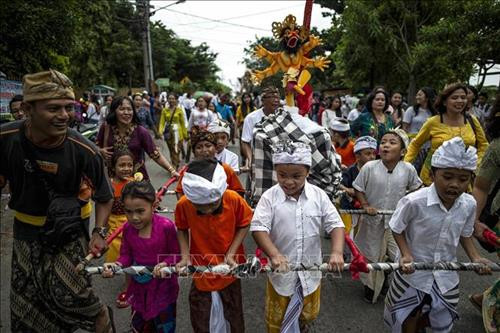 Một ngày trước "Ngày im lặng", người dân địa phương đã tổ chức diễu hành và rước các hình nộm đầy màu sắc được gọi là Ogoh-Ogoh trên khắp các đường phố trước khi mang đi thiêu đốt chúng. Ảnh: AFP/TTXVN Một ngày trước "Ngày im lặng", người dân địa phương đã tổ chức diễu hành và rước các hình nộm đầy màu sắc được gọi là Ogoh-Ogoh trên khắp các đường phố trước khi mang đi thiêu đốt chúng. Ảnh: AFP/TTXVN