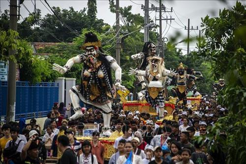 Người dân tham gia đám rước trong dịp lễ Nyepi trên Đảo Bali ngày 6/3. Ảnh: AFP/TTXVN Người dân tham gia đám rước trong dịp lễ Nyepi trên Đảo Bali ngày 6/3. Ảnh: AFP/TTXVN
