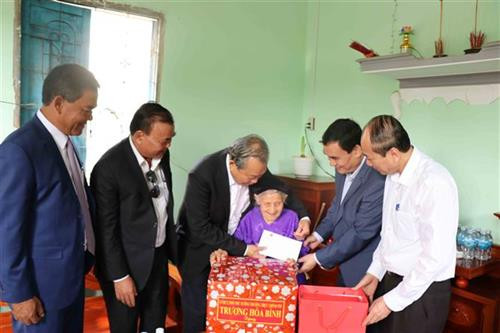 Phó Thủ tướng Thường trực Chính phủ Trương Hòa Bình thăm hỏi, tặng quà cụ Nông Thị Hặm – cán bộ lão thành cách mạng tại huyện Buôn Đôn (Đắk Lắk). Ảnh: Anh Dũng/TTXVN Phó Thủ tướng Thường trực Chính phủ Trương Hòa Bình thăm hỏi, tặng quà cụ Nông Thị Hặm – cán bộ lão thành cách mạng tại huyện Buôn Đôn (Đắk Lắk). Ảnh: Anh Dũng/TTXVN