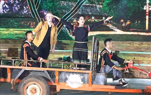 Tiết mục nghệ thuật của Top 5 Hoa hậu Hoàn vũ thế giới năm 2018 H’Hen Niê tại Lễ hội cà phê Buôn Ma Thuột lần thứ 7 năm 2019. Ảnh: Phạm Cường-TTXVN
