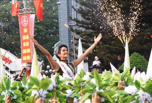 Top 5 Hoa hậu Hoàn vũ thế giới năm 2018 H Hen Niê tham gia Lễ hội đường phố. Ảnh: Tuấn Anh – TTXVN