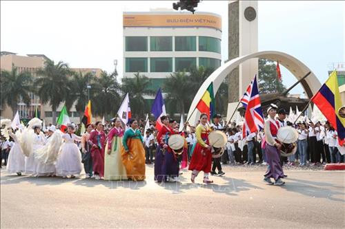 Tiết mục biểu diễn của đoàn nghệ thuật đến từ tỉnh Jeollabuk (Hàn Quốc). Ảnh: Tuấn Anh – TTXVN Tiết mục biểu diễn của đoàn nghệ thuật đến từ tỉnh Jeollabuk (Hàn Quốc). Ảnh: Tuấn Anh – TTXVN