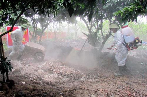 Tổ chức phun độc khử trùng chuồng trại bị nhiễm dịch. Ảnh: Tuấn Anh – Văn Đức (TTXVN) Tổ chức phun độc khử trùng chuồng trại bị nhiễm dịch. Ảnh: Tuấn Anh – Văn Đức (TTXVN)