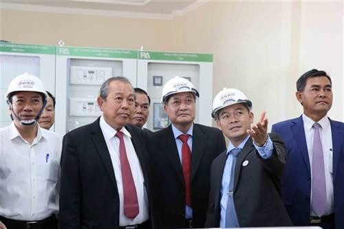 Phó Thủ tướng Thường trực Chính phủ Trương Hòa Bình thăm phòng điều hành cụm nhà máy điện mặt trời tại Đắk Lắk. Ảnh: Anh Dũng/TTXVN Phó Thủ tướng Thường trực Chính phủ Trương Hòa Bình thăm phòng điều hành cụm nhà máy điện mặt trời tại Đắk Lắk. Ảnh: Anh Dũng/TTXVN