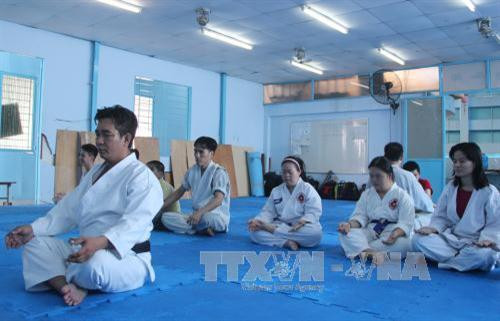 Thời gian qua, võ sư Lê Hoàng Mai (quận Bình Tân, Thành phố Hồ Chí Minh) đã mở nhiều lớp dạy võ miễn phí cho trẻ em khuyết tật, trẻ tự kỷ, trẻ bị hội chứng down..., góp phần giúp các em hòa nhập cộng đồng, rèn luyện sức khỏe và tự vệ. Việc Viện Y dược học dân tộc Thành phố Hồ Chí Minh triển khai liệu pháp điều trị bệnh tự kỷ bằng y học cổ truyền mở ra hướng điều trị mới, giúp trẻ tự kỷ có thêm cơ hội chữa trị, hòa nhập với cuộc sống . Ảnh: Xuân Dự - TTXVN Thời gian qua, võ sư Lê Hoàng Mai (quận Bình Tân, Thành phố Hồ Chí Minh) đã mở nhiều lớp dạy võ miễn phí cho trẻ em khuyết tật, trẻ tự kỷ, trẻ bị hội chứng down..., góp phần giúp các em hòa nhập cộng đồng, rèn luyện sức khỏe và tự vệ. Việc Viện Y dược học dân tộc Thành phố Hồ Chí Minh triển khai liệu pháp điều trị bệnh tự kỷ bằng y học cổ truyền mở ra hướng điều trị mới, giúp trẻ tự kỷ có thêm cơ hội chữa trị, hòa nhập với cuộc sống . Ảnh: Xuân Dự - TTXVN