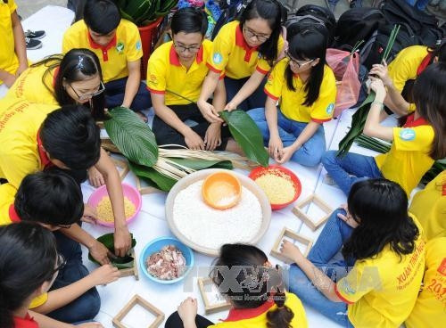 Các tình nguyện viên tham gia gói bánh chưng làm quà Tết sau lễ ra quân. Ảnh: An Hiếu - TTXVN Các tình nguyện viên tham gia gói bánh chưng làm quà Tết sau lễ ra quân. Ảnh: An Hiếu - TTXVN