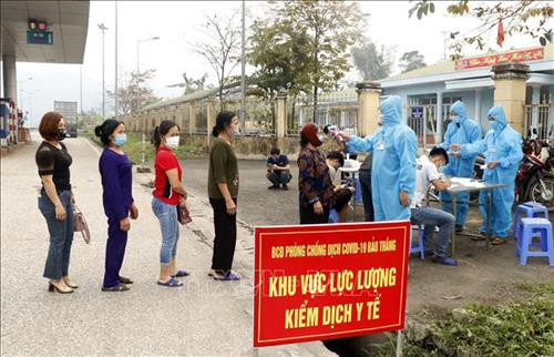 Người dân và hành khách được kiểm tra thân nhiệt tại chốt nút giao đường cao tốc Nội Bài - Lào Cai thuộc địa phận xã Xuân Giao, huyện Bảo Thắng (Km234). Ảnh: Quốc Khánh – TTXVN Người dân và hành khách được kiểm tra thân nhiệt tại chốt nút giao đường cao tốc Nội Bài - Lào Cai thuộc địa phận xã Xuân Giao, huyện Bảo Thắng (Km234). Ảnh: Quốc Khánh – TTXVN