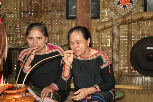 Nữ chủ nhân trong gia đình uống rượu cần mừng lễ cúng lúa giống. Nữ chủ nhân trong gia đình uống rượu cần mừng lễ cúng lúa giống.