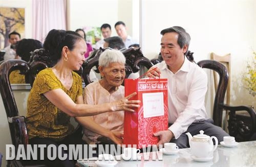 Ủy viên Bộ Chính trị, Bí thư Trung ương Đảng, Trưởng Ban Kinh tế Trung ương, Trưởng Ban Chỉ đạo Tây Bắc Nguyễn Văn Bình thăm hỏi và tặng quà gia đình Mẹ Việt Nam Anh hùng Đoàn Thị Diệp ở thành phố Sơn La