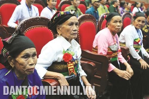 Các Mẹ Việt Nam Anh hùng và các đại biểu tham dự buổi Lễ tri ân