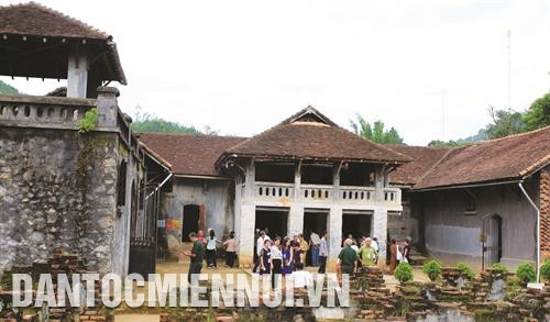 Các đại biểu là Mẹ Việt Nam Anh hùng, thân nhân, gia đình liệt sĩ, các thương binh tiêu biểu vùng Tây Bắc thăm quần thể Khu di tích Quốc gia đặc biệt Nhà tù Sơn La