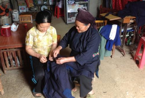 Phụ nữ xóm Táy Trên, xã Thượng Thôn khâu, huyện Hà Quảng (Cao Bằng) khâu áo nam truyền thống của người Nùng.