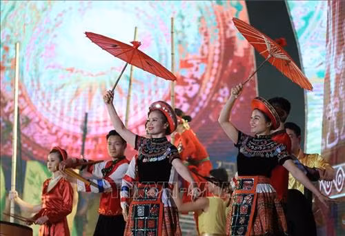 Tiết mục nghệ thuật tại buổi lễ. Ảnh: Thống Nhất – TTXVN