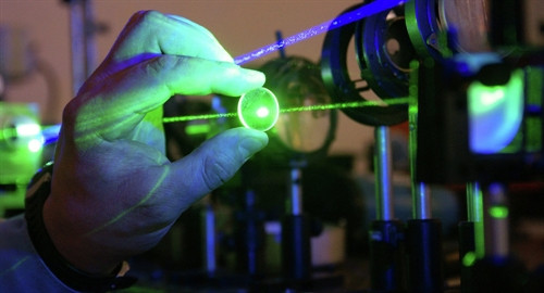 Laser chữa bênh lao (Nguồn ảnh: vn.sputniknews) Laser chữa bênh lao (Nguồn ảnh: vn.sputniknews)