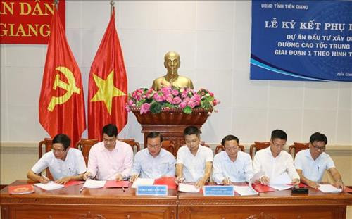 Ủy ban nhân dân tỉnh Tiền Giang và các đơn vị thực hiện ký hợp đồng. Ảnh: Nam Thái - TTXVN Ủy ban nhân dân tỉnh Tiền Giang và các đơn vị thực hiện ký hợp đồng. Ảnh: Nam Thái - TTXVN