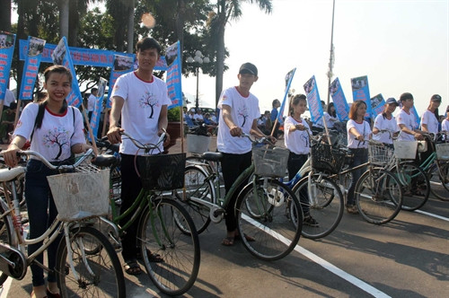 Đoàn viên thanh niên tham gia tuần hành cổ động sau buổi lễ. Ảnh: Quốc Dũng - TTXVN