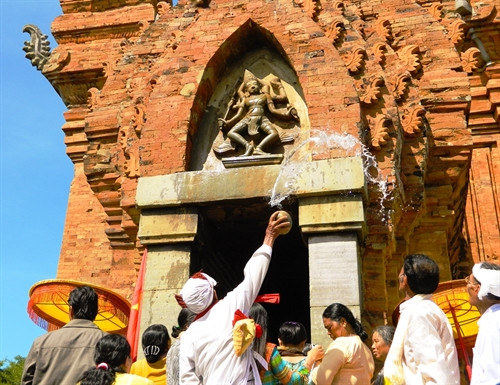 Nghi thức té nước trước cửa tháp Nghi thức té nước trước cửa tháp