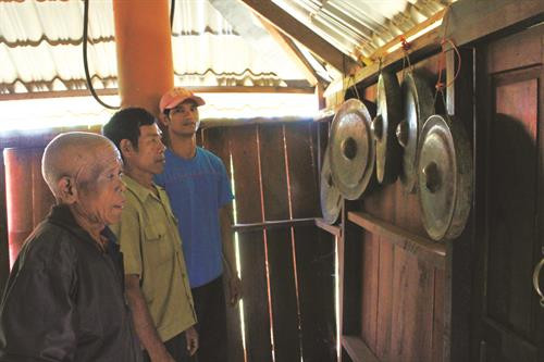 Già làng Điểu C'reo luôn nhắc nhở bà con trong làng phải có ý thức giữ gìn, bảo tồn văn hóa cồng chiêng Già làng Điểu C'reo luôn nhắc nhở bà con trong làng phải có ý thức giữ gìn, bảo tồn văn hóa cồng chiêng