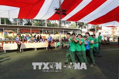 Thanh niên quận 1 trúng tuyển nghĩa vụ quân sự tham dự trò chơi vận động tại hội trại tòng quân. Ảnh: Thanh Vũ-TTXVN