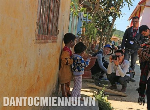 Du khách nước ngoài thích thú thưởng thức cà phê truyền thống của người K'ho ngay tại buôn làng. Ảnh: Nguyễn Dũng Khung cảnh yên bình của một ngôi nhà giữa buôn làng K'ho. Ảnh: Nguyễn Dũng Du khách chụp hình các em nhỏ người K'ho. Ảnh: Nguyễn Dũng Du khách tìm hiểu nghề dệt thổ cẩm của người K'ho. Ảnh: Nguyễn Dũng Du khách tham quan làng K'ho B'NơrC dưới chân núi Lang Biang. Ảnh: Nguyễn Dũng Du khách nước ngoài thích thú thưởng thức cà phê truyền thống của người K'ho ngay tại buôn làng. Ảnh: Nguyễn Dũng Khung cảnh yên bình của một ngôi nhà giữa buôn làng K'ho. Ảnh: Nguyễn Dũng Du khách chụp hình các em nhỏ người K'ho. Ảnh: Nguyễn Dũng Du khách tìm hiểu nghề dệt thổ cẩm của người K'ho. Ảnh: Nguyễn Dũng Du khách tham quan làng K'ho B'NơrC dưới chân núi Lang Biang. Ảnh: Nguyễn Dũng