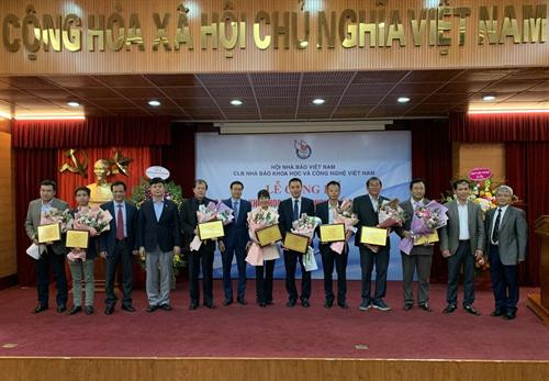 Trao chứng nhận cho đại diện các đơn vị được bình chọn nhận chứng nhận. Ảnh: TTXVN Trao chứng nhận cho đại diện các đơn vị được bình chọn nhận chứng nhận. Ảnh: TTXVN