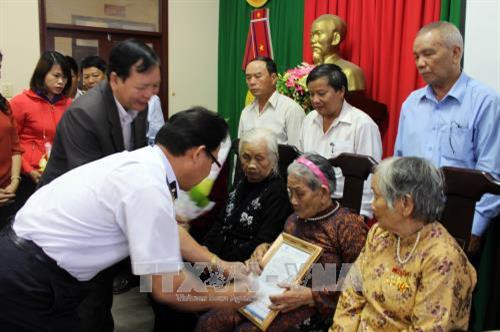 Trao quyết định phụng dưỡng suốt đời 8 mẹ Việt Nam anh hùng. Ảnh: Hưng Thịnh – TTXVN Trao quyết định phụng dưỡng suốt đời 8 mẹ Việt Nam anh hùng. Ảnh: Hưng Thịnh – TTXVN