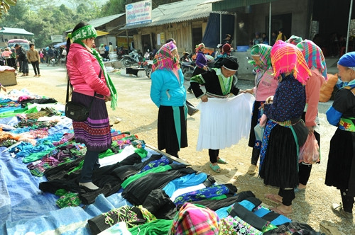 Phụ nữ dân tộc Mông chọn mua trang phục.