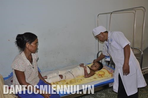 Công tác chăm sóc sức khỏe cho đồng bào dân tộc Xê-đăng luôn được Đảng và Nhà nước quan tâm. Ảnh: Văn Phương Bác sĩ A Nhôm, người dân tộc Xê-đăng, hiện là Phó Giám đốc Trung tâm Y tế huyện Đăk Tô thăm, khám bệnh cho con em đồng bào dân tộc. Ảnh: Văn Phương