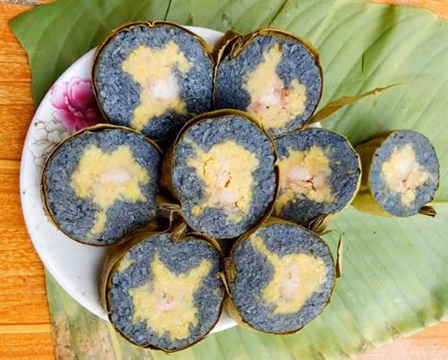 Bánh chưng đen - nét tinh tế trong ẩm thực của đồng bào Tày. Ảnh: baolaocai.vn