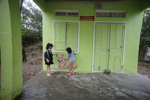Vốn là làng chài nghèo, sau khi có “ngôi làng bích họa”, Tam Thanh trở thành điểm du lịch hấp dẫn. Những bức tường cũ kĩ của làng chài tươi sáng hơn nhờ các tác phẩm hội họa. Đây là kết quả của dự án do UBND thành phố Tam Kỳ phối hợp với Quỹ giao lưu quốc tế Hàn Quốc thực hiện. Đặt chân tới đây, mọi người dễ dàng bắt gặp các tác phẩm đặc sắc, khắc họa cuộc sống của những người dân ven biển, cùng nhiều bức tranh sống động như thật. Người dân ở đây rất thân thiện và mến khách. Phong cảnh biển là đề tài chủ đạo của những bức vẽ tại “ngôi làng bích họa”. Những bức tranh ngộ nghĩnh, đáng yêu khiến nhiều du khách mong muốn được đến đây. Vốn là làng chài nghèo, sau khi có “ngôi làng bích họa”, Tam Thanh trở thành điểm du lịch hấp dẫn. Những bức tường cũ kĩ của làng chài tươi sáng hơn nhờ các tác phẩm hội họa. Đây là kết quả của dự án do UBND thành phố Tam Kỳ phối hợp với Quỹ giao lưu quốc tế Hàn Quốc thực hiện. Đặt chân tới đây, mọi người dễ dàng bắt gặp các tác phẩm đặc sắc, khắc họa cuộc sống của những người dân ven biển, cùng nhiều bức tranh sống động như thật. Người dân ở đây rất thân thiện và mến khách. Phong cảnh biển là đề tài chủ đạo của những bức vẽ tại “ngôi làng bích họa”. Những bức tranh ngộ nghĩnh, đáng yêu khiến nhiều du khách mong muốn được đến đây.
