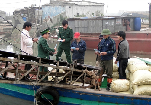 Cán bộ chiến sỹ Đồn Biên phòng Văn Lý tích cực tuyên truyền chủ trương, chính sách, pháp luật của Đảng, Nhà nước cho bà con ngư dân trên địa bàn. Cán bộ chiến sỹ Đồn Biên phòng Văn Lý tích cực tuyên truyền chủ trương, chính sách, pháp luật của Đảng, Nhà nước cho bà con ngư dân trên địa bàn.