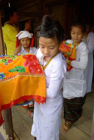 Các thiếu nữ bê lễ vật ra nhà lễ.