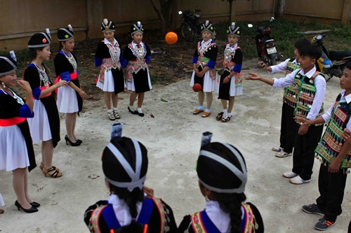 Nam nữ thanh niên chơi ném pao, một trò chơi không thể thiếu trong ngày hội Tết của đồng bào Mông.