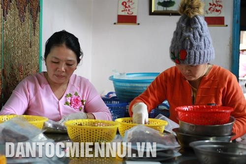 Người dân trong vùng cùng nhau xây dựng thương hiệu sản phẩm hồng sấy gió. Ảnh: Đặng Tuấn Người dân trong vùng cùng nhau xây dựng thương hiệu sản phẩm hồng sấy gió. Ảnh: Đặng Tuấn