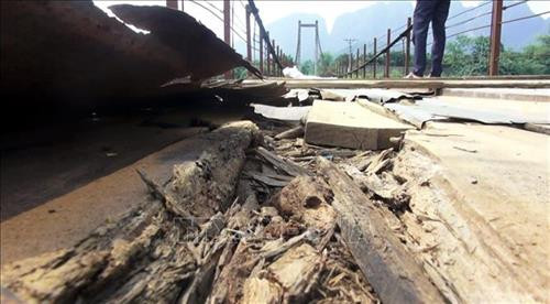 Mặt sàn cầu mục nát nghiêm trọng. Ảnh: Thanh Hải - TTXVN