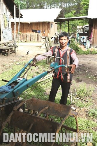 Anh A Tám bên chiếc máy cày đầu tiên của thôn Kon Leng 1, xã Đăk Long. Ảnh: Hoàng Hà