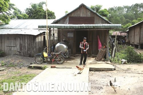 Anh A Tám với những bằng khen, giấy khen chứng nhận thành tích hoạt động của mình trong những năm vừa qua. Ảnh: Hoàng Hà Anh A Tám nuôi trâu, bò, dê, gà..., có thu nhập ổn định từ 50 - 70 triệu đồng/năm. Ảnh: Hoàng Hà