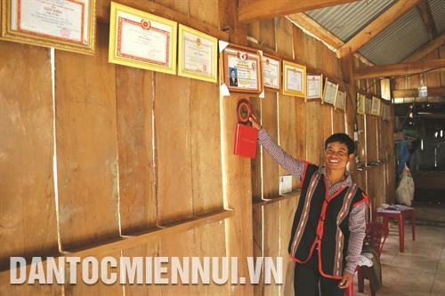 Anh A Tám với những bằng khen, giấy khen chứng nhận thành tích hoạt động của mình trong những năm vừa qua. Ảnh: Hoàng Hà Anh A Tám nuôi trâu, bò, dê, gà..., có thu nhập ổn định từ 50 - 70 triệu đồng/năm. Ảnh: Hoàng Hà