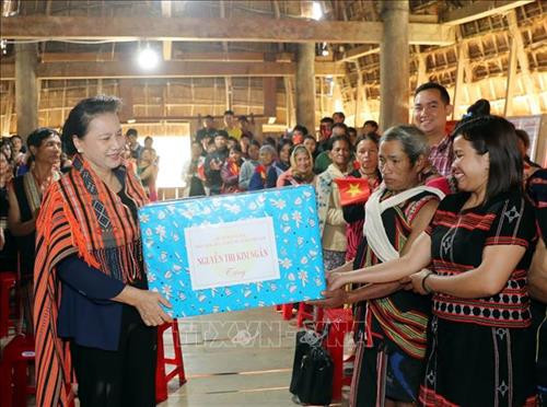 Chủ tịch Quốc hội Nguyễn Thị Kim Ngân tặng quà nhân dân làng Văn hóa Du lịch Kon Pring, xã Đăk Long. Ảnh: Trọng Đức – TTXVN Chủ tịch Quốc hội Nguyễn Thị Kim Ngân tặng quà nhân dân làng Văn hóa Du lịch Kon Pring, xã Đăk Long. Ảnh: Trọng Đức – TTXVN